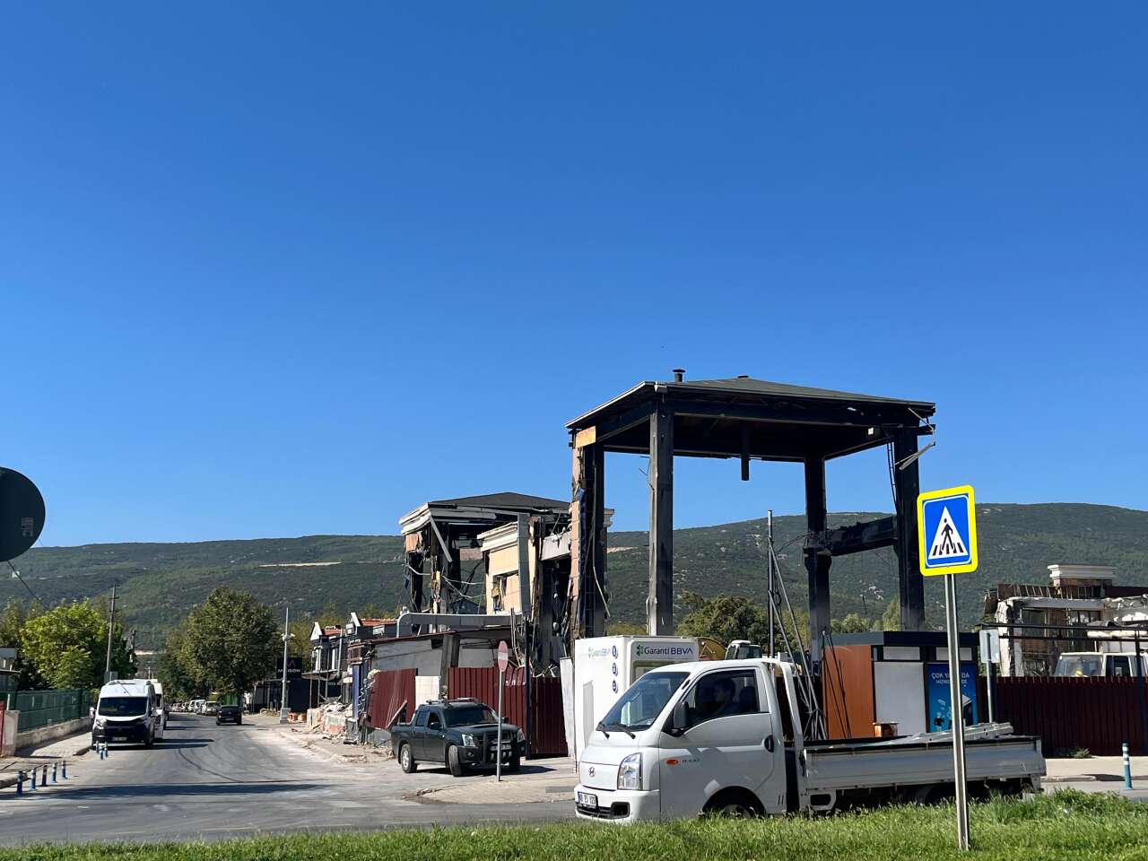 İZAN İş Merkezi Yıkımında Güvenlik Alarmı “Önlem Alınması İçin Kaza mı Bekleniyor?” 1